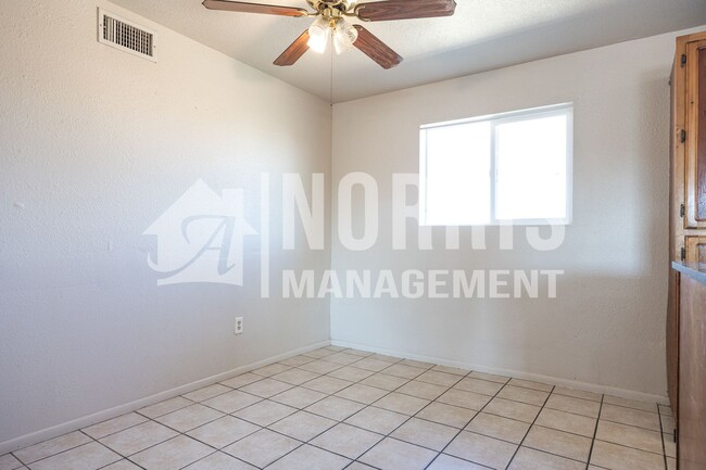 Building Photo - Great Home Located in Eloy at a Great Price!