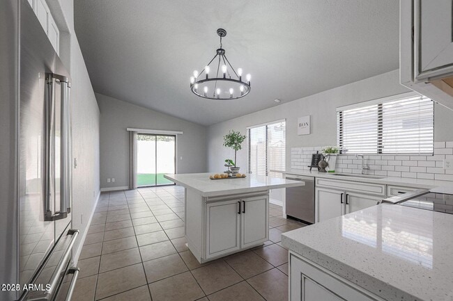 Building Photo - 2134 E Robin Ln