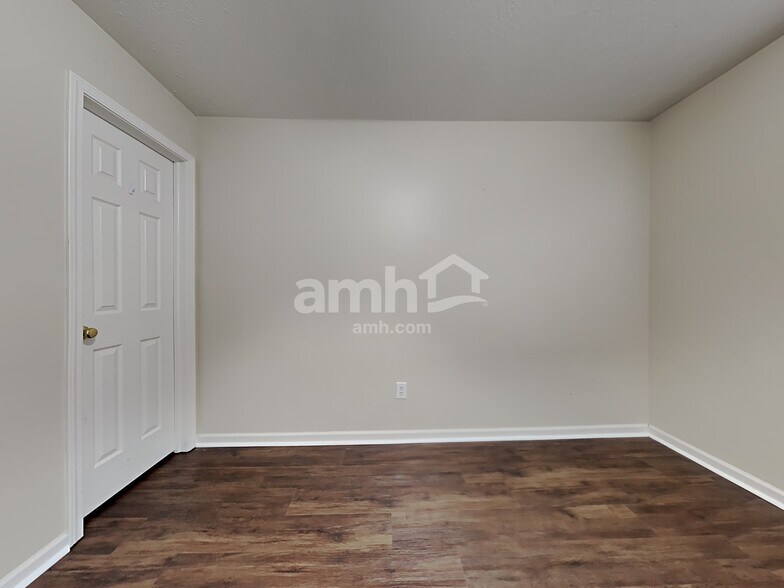 Building Photo - 2219 S Briarwood Dr