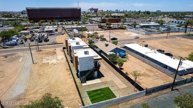 Building Photo - 411 N 32nd Pl