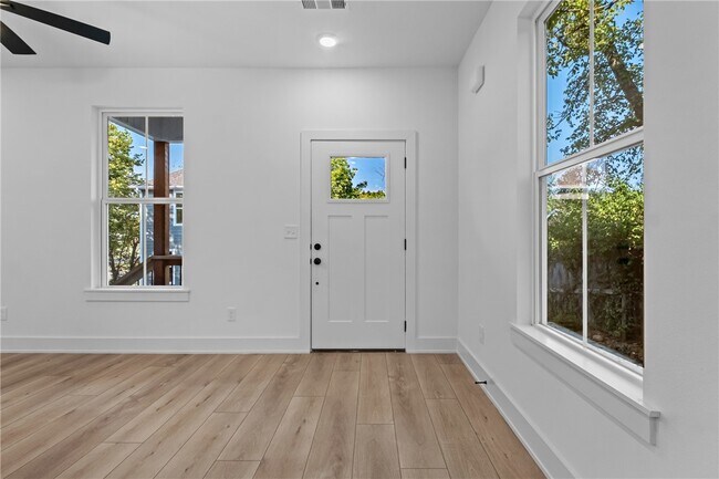 Building Photo - 576 S Willow Ave