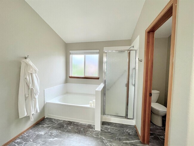 Building Photo - Stetson Hills Spacious Stunner! 4 bed, 3 b...