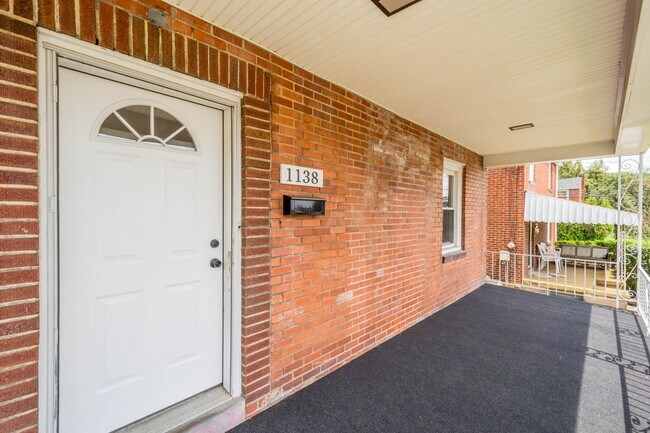 Building Photo - Newly renovated 3 bedroom home in McKees Rocks available now!