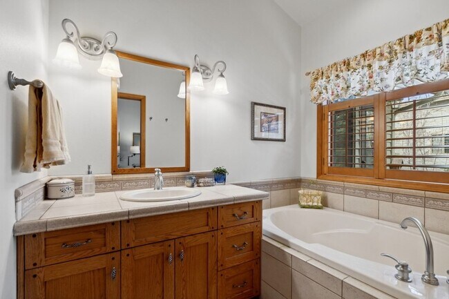 Building Photo - 3 bedroom, 2.5 bath townhome, close to Whitefish Lake State Park and the Golf Course