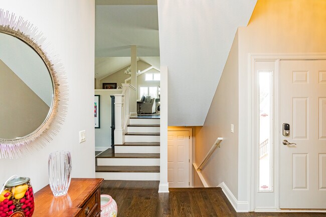 Building Photo - 515 River St