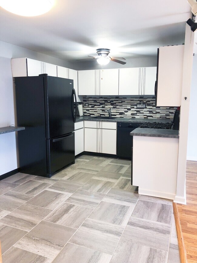 Building Photo - 923 Sagamore Dr