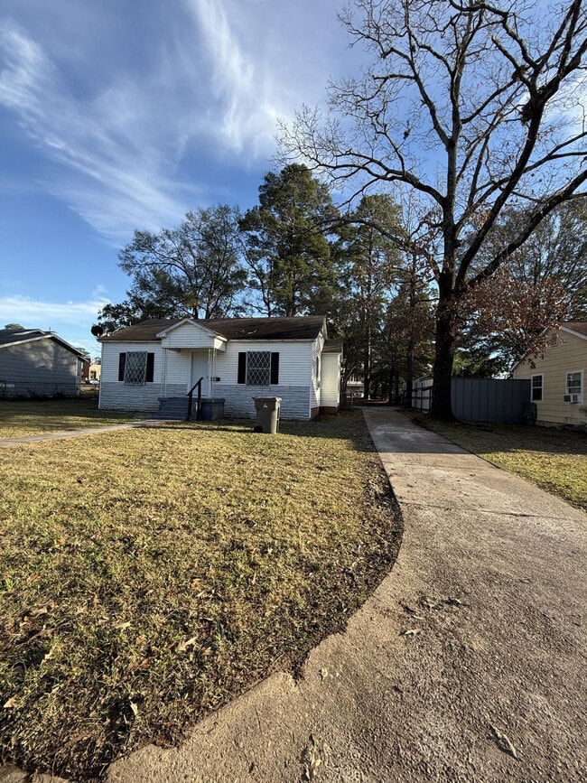 Building Photo - 810 Martha St