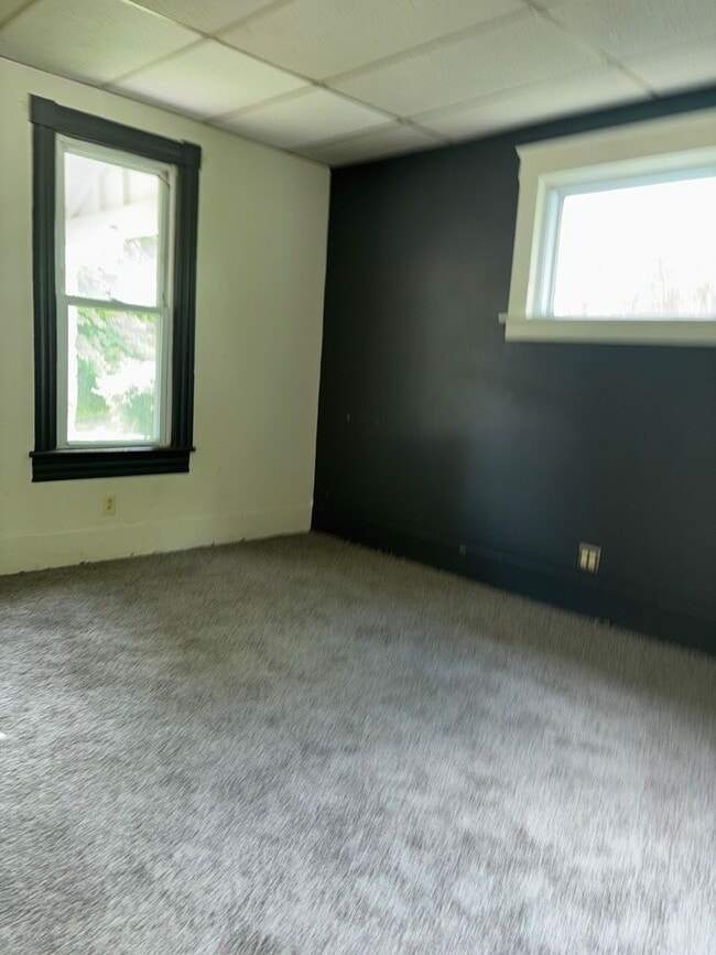 Building Photo - 2 Bdrm 1st Floor Bath Secluded Yard