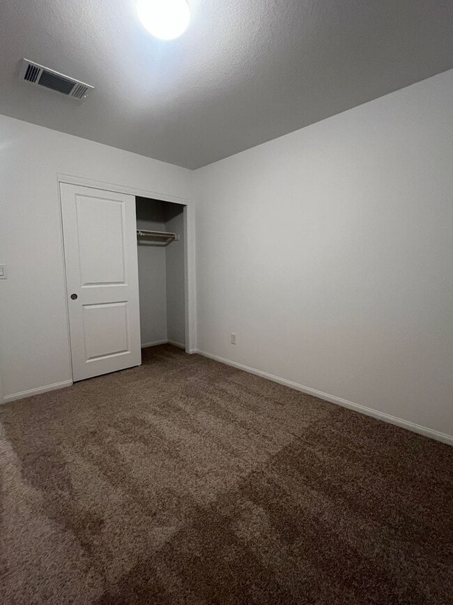 Building Photo - Move in today! 3 bed 2.5 bath 2 story beauty!