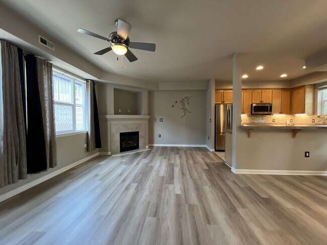 Building Photo - Distinctive 3-Story Tigard Townhouse with Stainless Steel Kitchen, Vaulted Ceilings & Attached 2-...