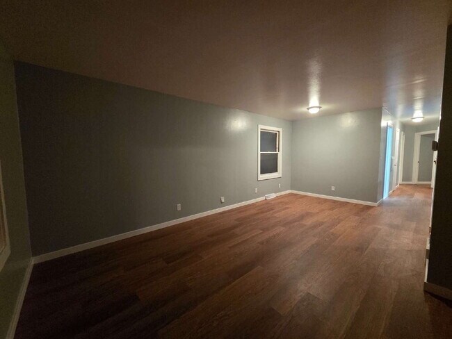 Building Photo - Cosmetically refreshed 3 Bedroom Lower Centrally located near State Fair!