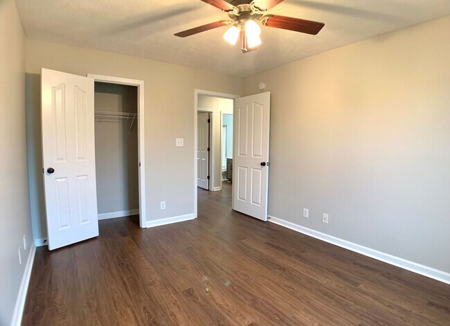 Building Photo - 685 Foxfield Dr