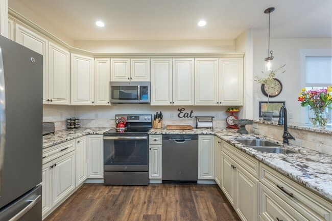 Building Photo - Black Mountain Rental!