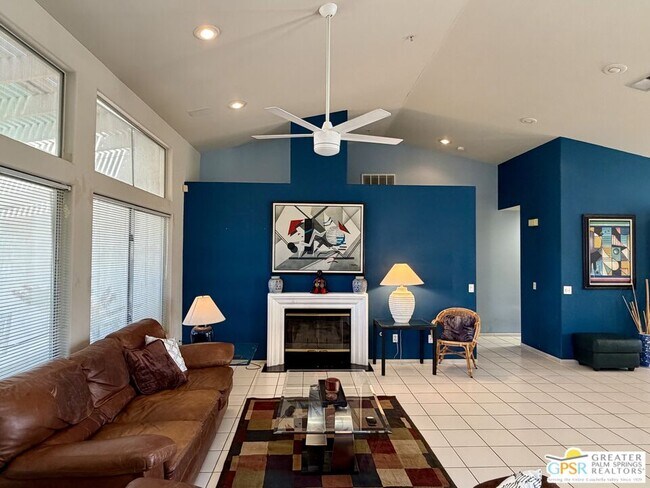 Building Photo - 9939 Vía Real