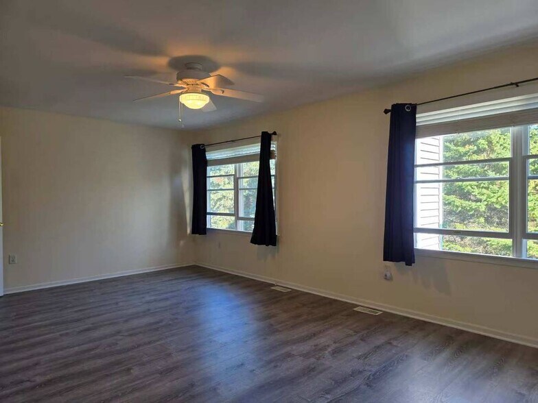 Building Photo - 17 Springhill Dr