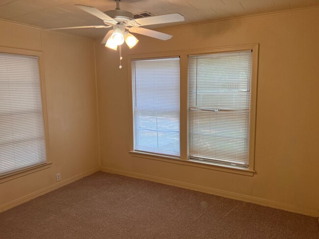 Building Photo - 2 Bed 1 Bath - CLOSE TO DENTON SQUARE