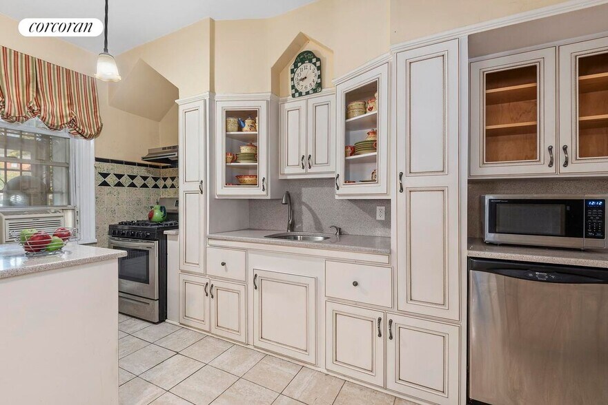 Primary Photo - 5715 Snyder Ave