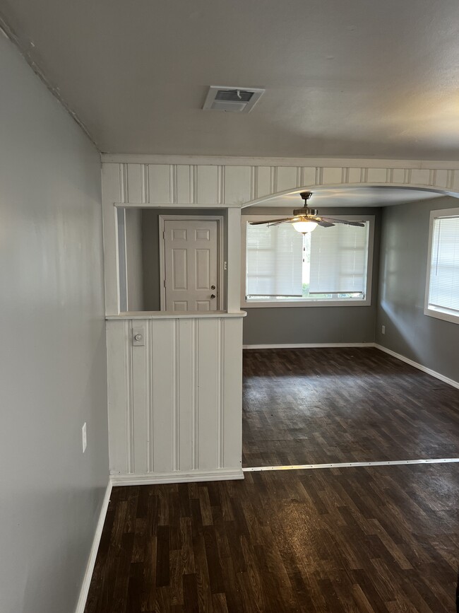 Building Photo - 1425 Silver Dr