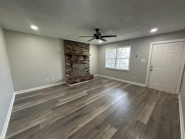 Building Photo - Charming and Affordable Downstairs Duplex ...
