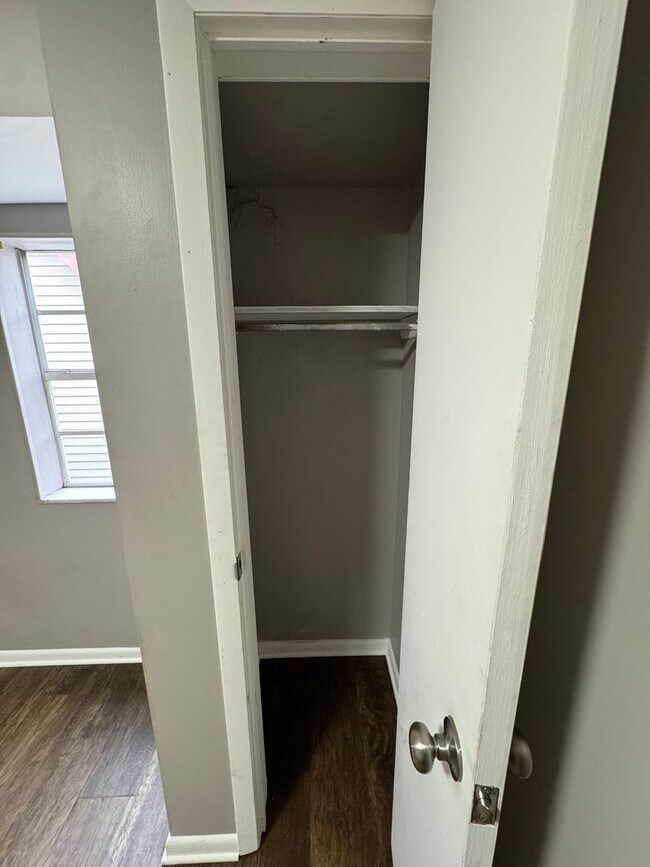 Building Photo - 542 5th Ave