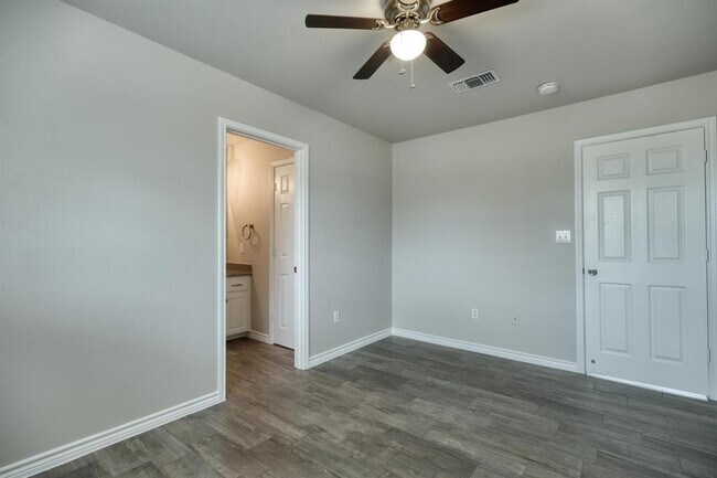 Building Photo - 107 Castleberry Ct