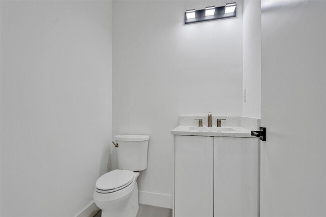 Building Photo - 606 SW 7th Ave