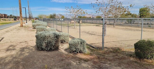 Building Photo - 998 Lone Pine River Ave
