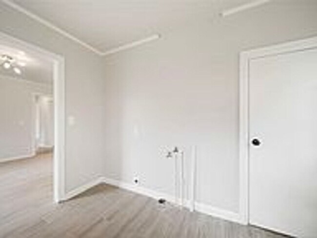 Building Photo - Updated 2 Bed 1 Bath Rental Home Tulsa