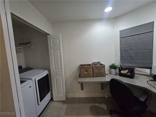 Building Photo - 2309 SW 27th St