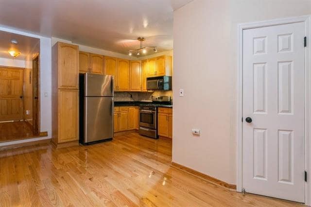 Building Photo - 320 6th St