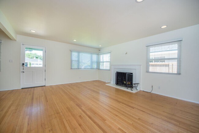 Building Photo - 20092 Bayview Ave