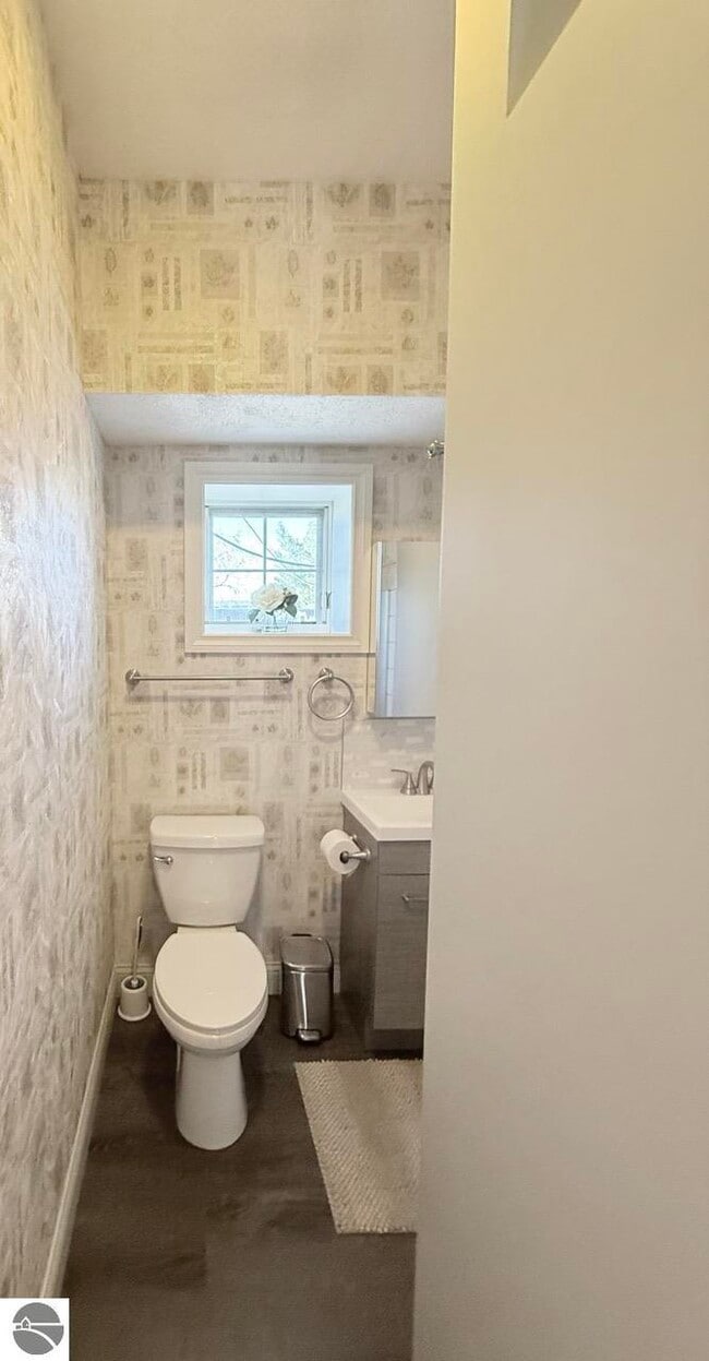 Building Photo - 201 River St