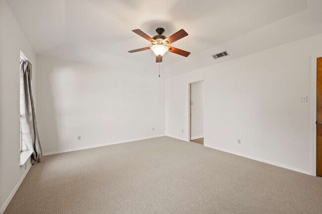 Building Photo - "Charming 3-Bed Oasis with Fireplace in the Heart of Grapevine – 2,238 Sq Ft of Comfort!"