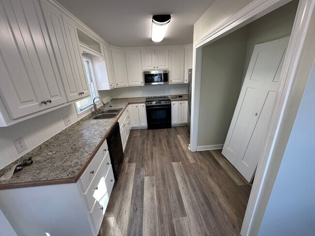 Building Photo - Great newly updated 3 bed 1 bath home in G...
