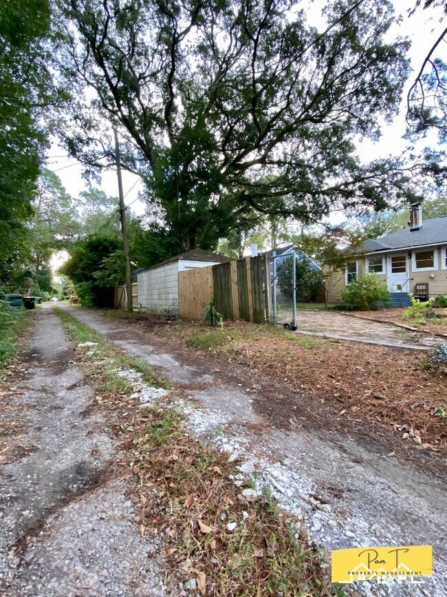 Building Photo - 304 Columbus Dr
