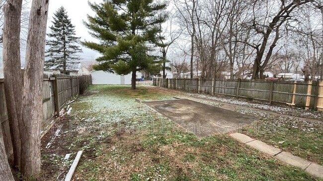 Building Photo - 830 St Clair Ave