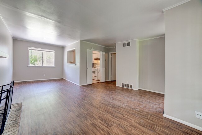 Building Photo - Renovated ALL BILLS PAID 1 bedroom in desi...