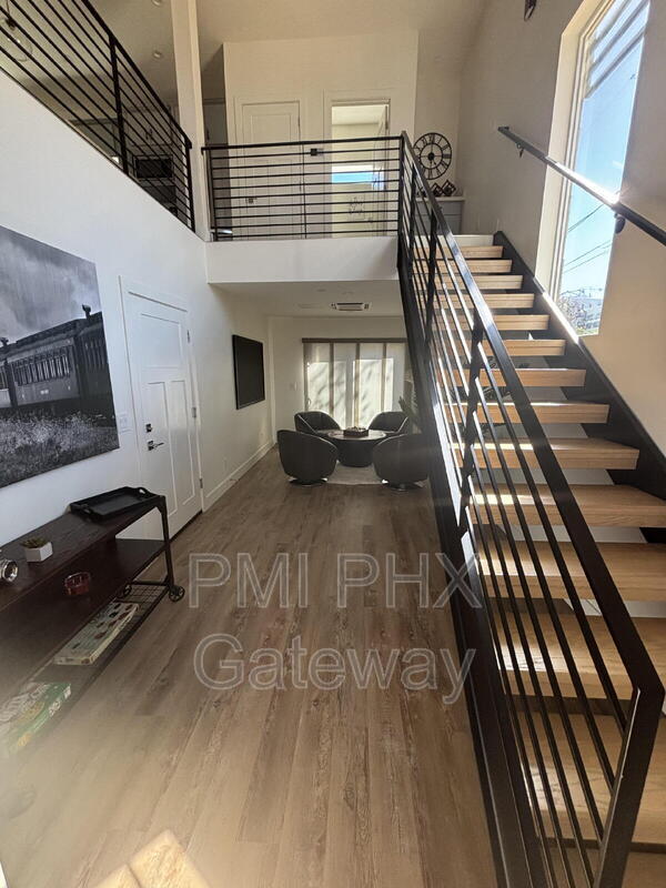 Building Photo - 430 W 7th St