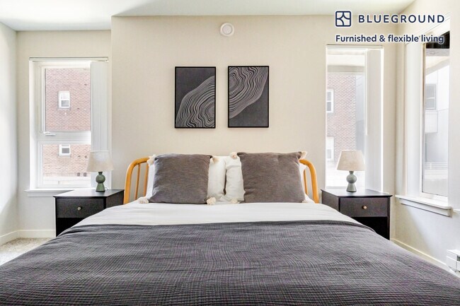 Building Photo - 526 Yale Ave N