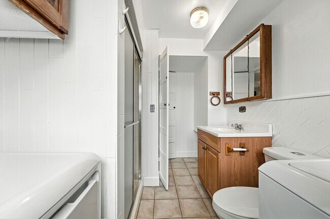 Building Photo - Spacious Tri-Level Home on Corner Lot – Av...