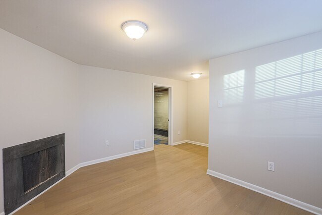 Building Photo - Rosedale 3BR 1/5 Bath now Available!!