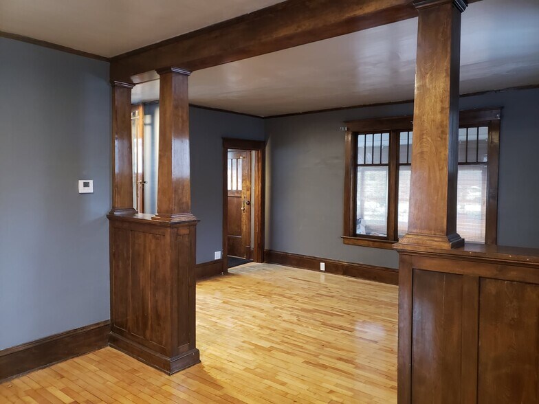 Building Photo - 915 N Clark St