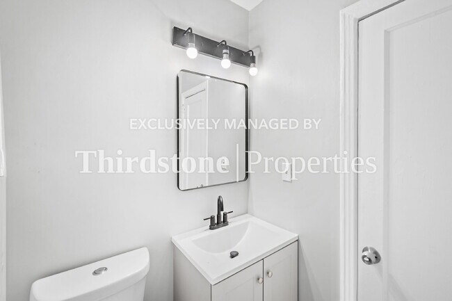 Building Photo - 3032 W 5th St
