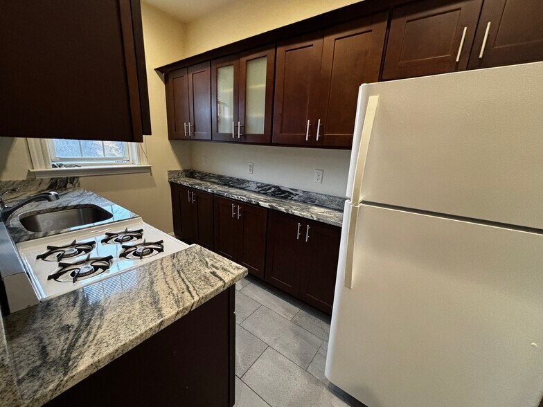 Building Photo - 18 Glenville Ave