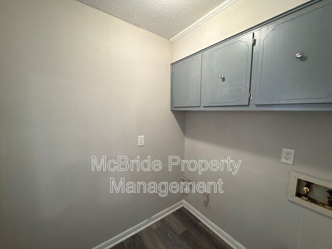 Building Photo - 2941 Rollingwood Dr