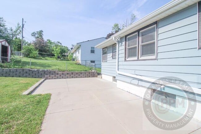 Building Photo - 3 Bedroom 1.5 Bathroom Cozy Family Home Lo...
