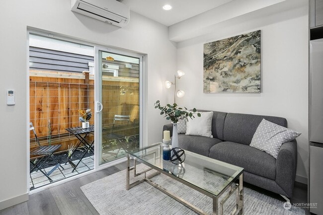 Building Photo - Modern 2 bed 2 bath town house available for move NOW