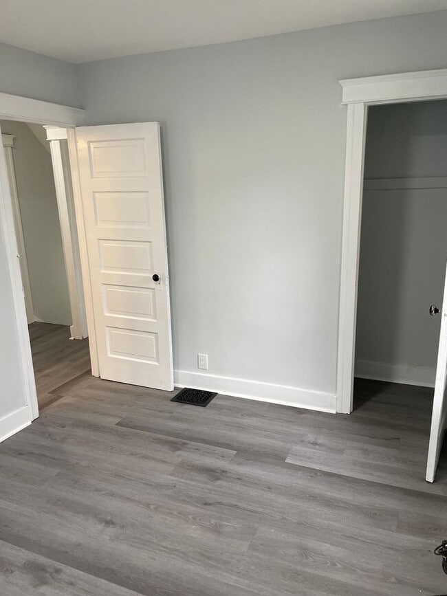 Building Photo - Spacious Home in a Great Neighborhood