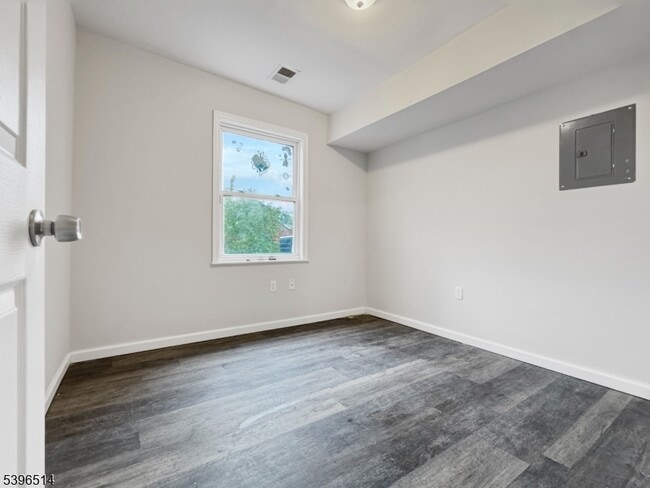 Building Photo - 511 S Main St