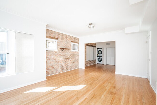 Building Photo - 2136 N Avers Ave